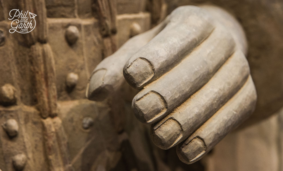 xian_terracotta_warrior_close_up_hand