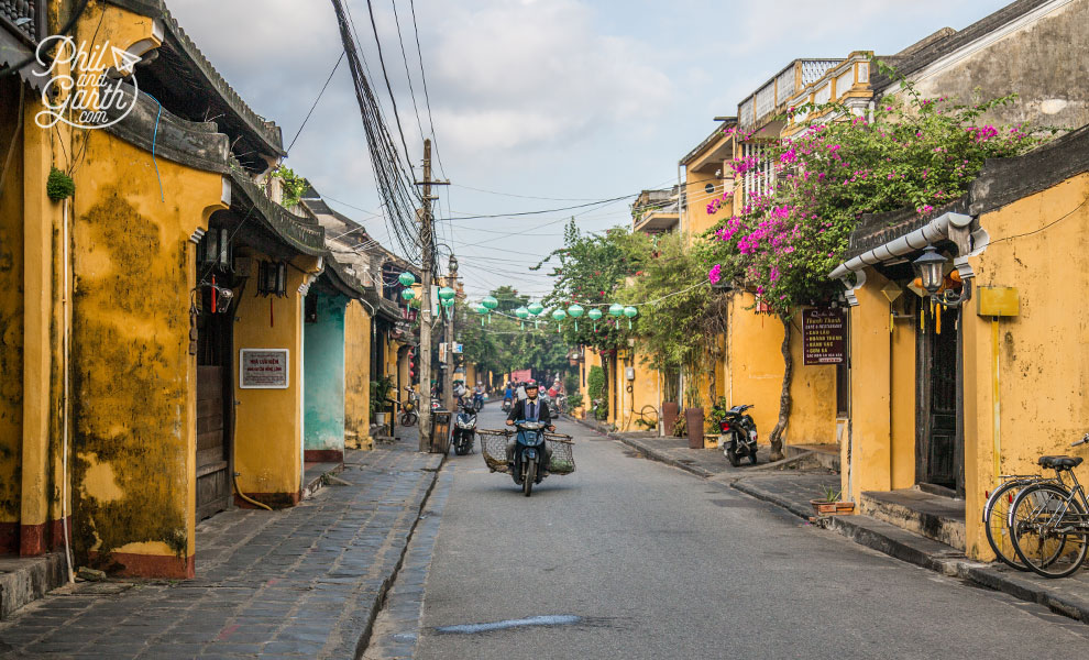 Hoi_An_travel_blog_vietnam_street_