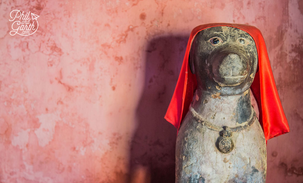 Sculptures of a dog and monkey guard each entrance