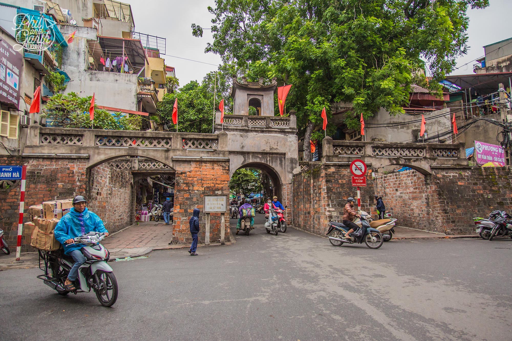 Crossing the road in Hanoi's old quarter, Hanoi, Vietnam Stock