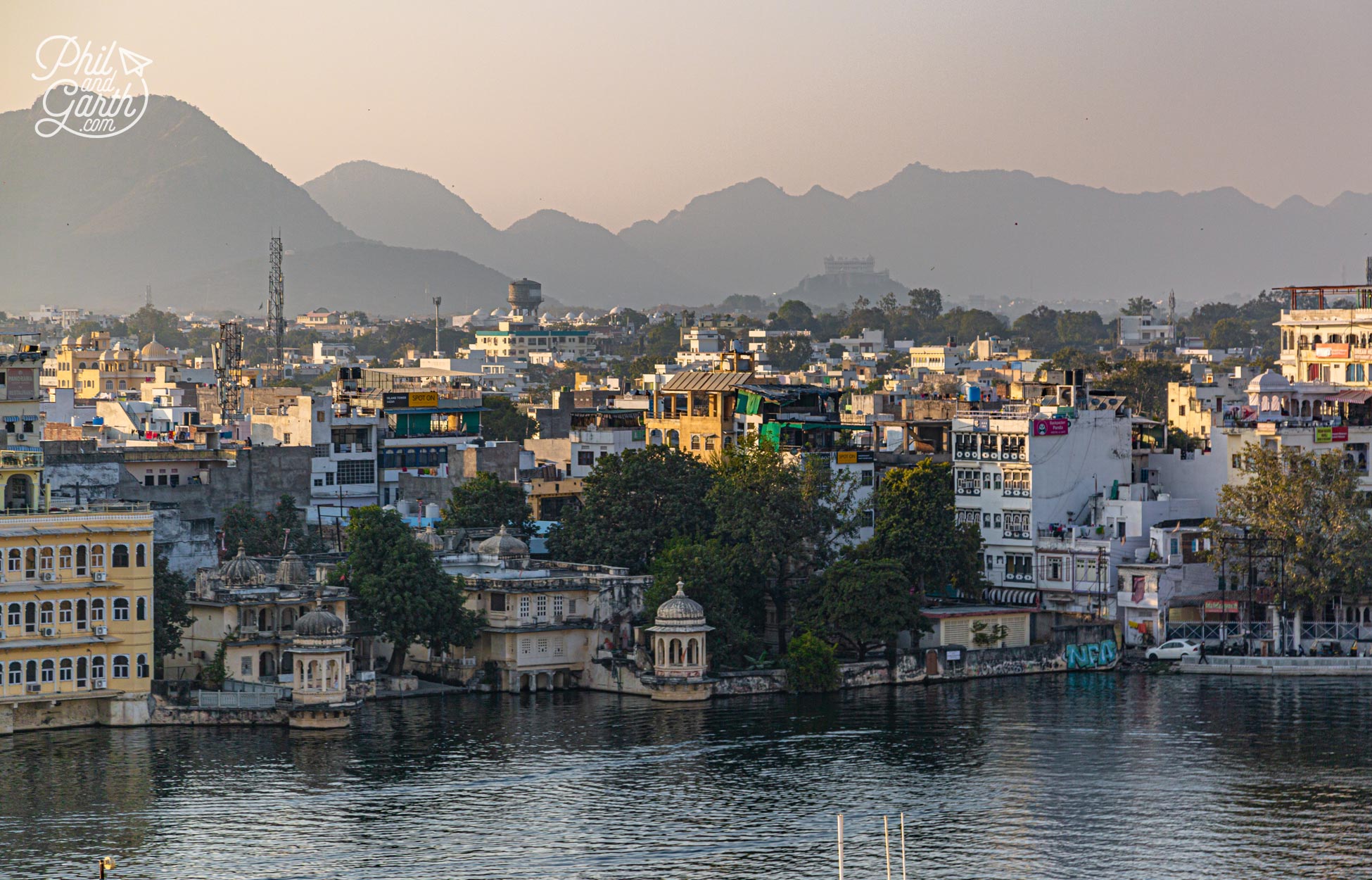Built on the shore of Lake Pichola, Udaipur is surrounded by the dramatic Aravalli mountains