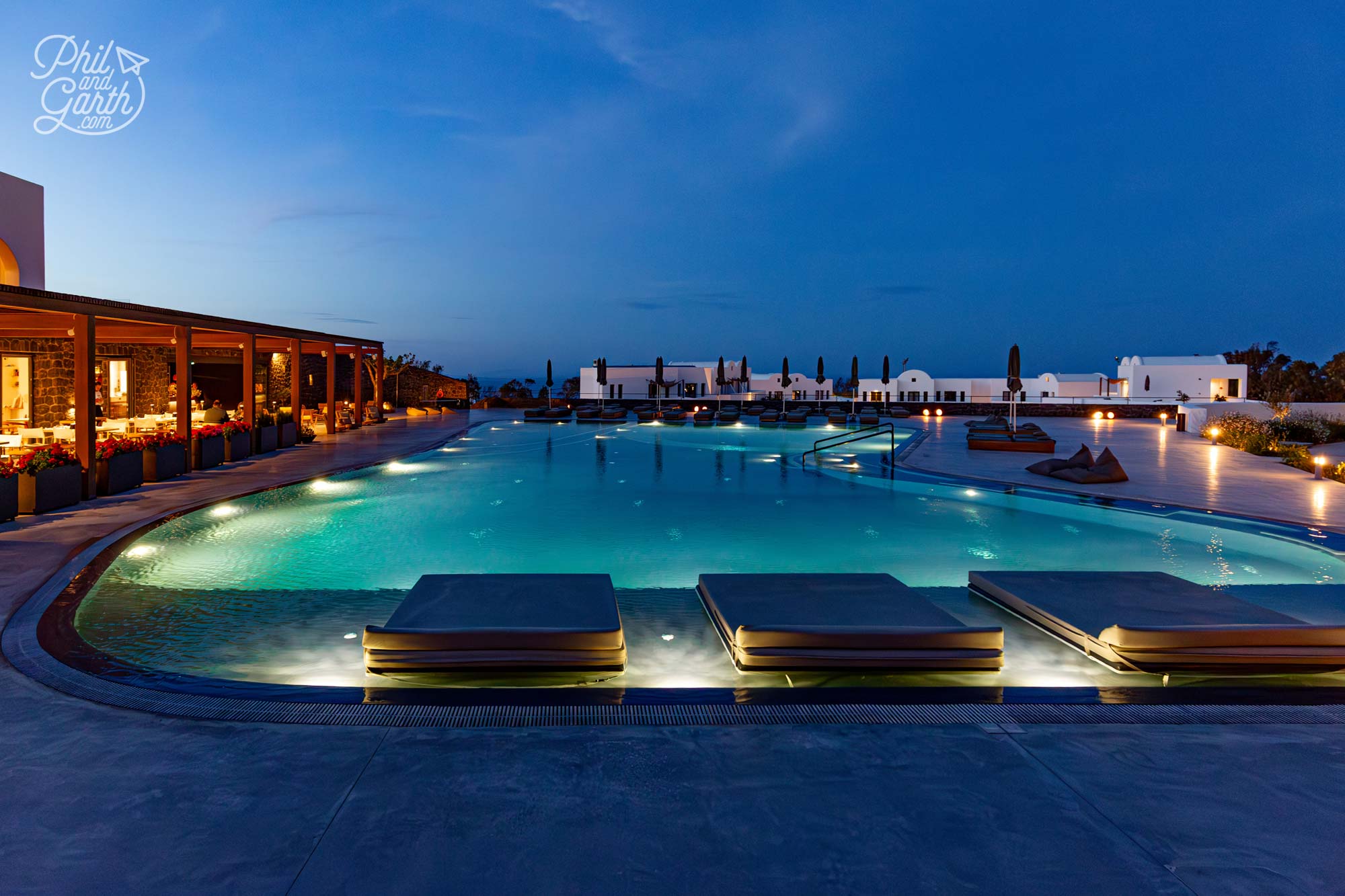 Orama's pool look so elegant at night